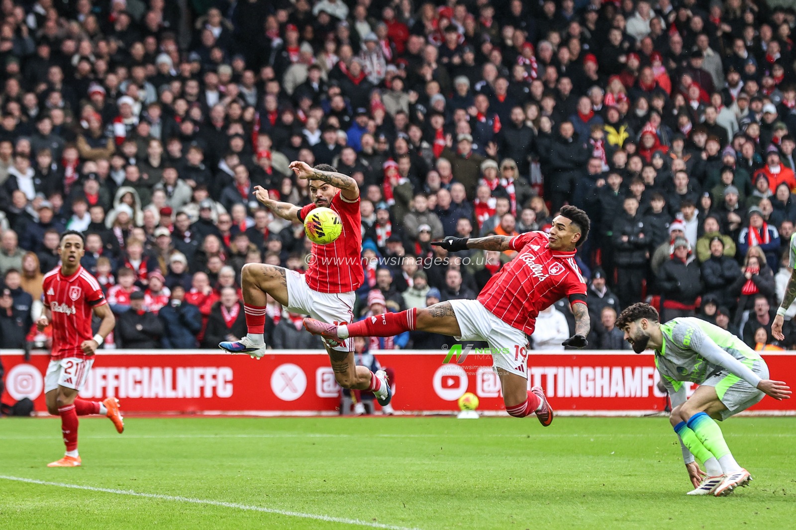 Igor Jesus of Nottingham Forest and Morgan Gibbs-White of Nottingham Forest both jump up for a shot on goal during the Premier League match Nottingham Forest vs Manchester City at City Ground, Nottingham, United Kingdom, 27th December 2025

(Photo by Alfie Cosgrove/News Images)

*** GER AUT SUI OUT ***