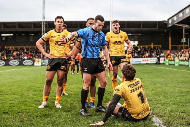Referee  Jack Smith gives instructions to Blake Taaffe of Castleford Tigers during the Betfred Super League round 1 match Castleford Tigers vs Wigan Warriors at OneBore Stadium, Castleford, Untied Kingdom on 15 February 2026

(Photo by Alfie Cosgrove/News Images)