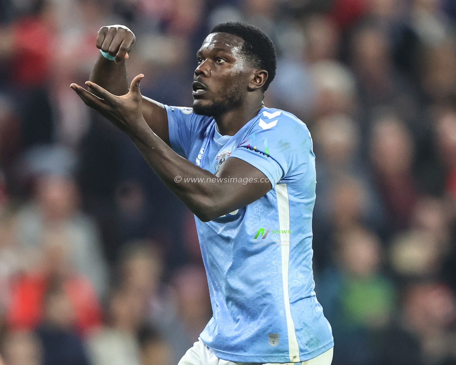 Ephron Mason-Clark of Coventry City celebrates his goal to make it 0-1 during the Sky Bet Championship Playoff Semi-final match Sunderland vs Coventry City at Stadium Of Light, Sunderland, United Kingdom, 13th May 2025

(Photo by Alfie Cosgrove/News Images)