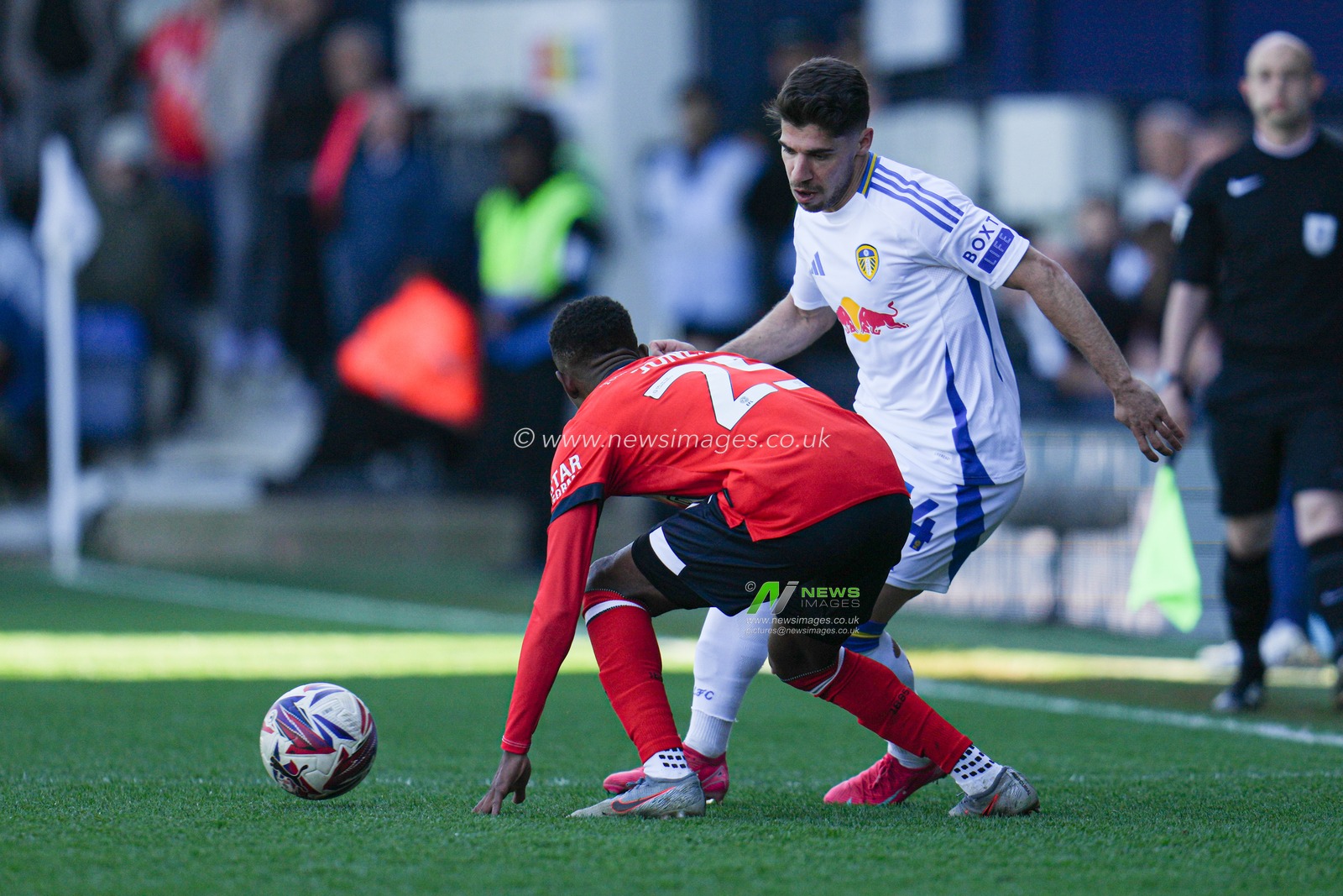 Manor Solomon of Leeds United plays a pass forward under pressure during the Sky Bet Championship match Luton Town vs Leeds United at Kenilworth Road, Luton, United Kingdom, 5th April 2025

(Photo by Harvey Murphy/News Images)