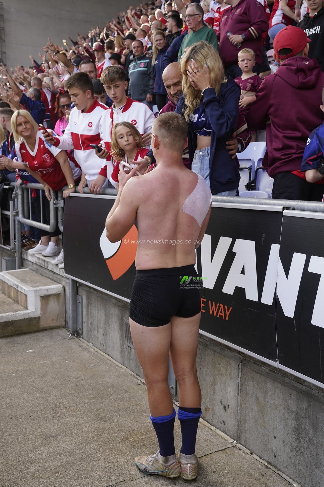 Brad Schneider #37 of Hull KR gave away both his shirt and his shorts to fans after the Betfred Super League Semi Final match Wigan Warriors vs Hull KR at DW Stadium, Wigan, United Kingdom, 7th October 2023

(Photo by Steve Flynn/News Images)