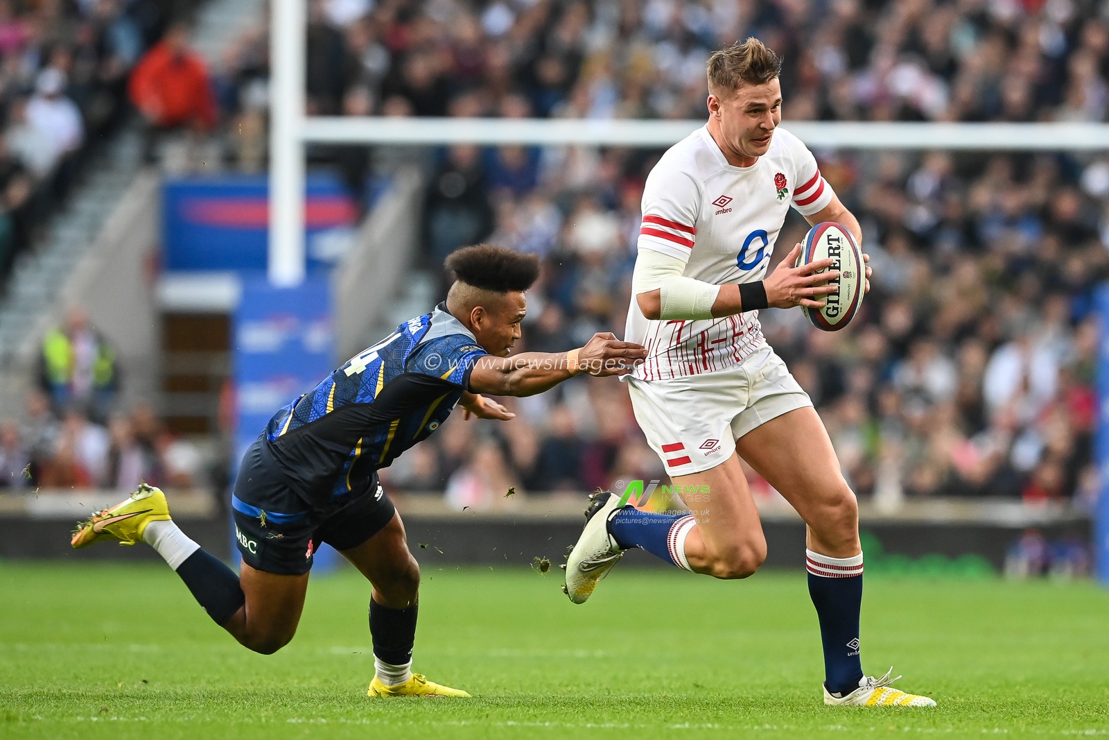 Freddie Steward of England evades the tackle of Kotaro Matsushima of Japan during the Autumn internationals match England vs Japan at Twickenham Stadium, Twickenham, United Kingdom, 12th November 2022

(Photo by Craig Thomas/News Images)