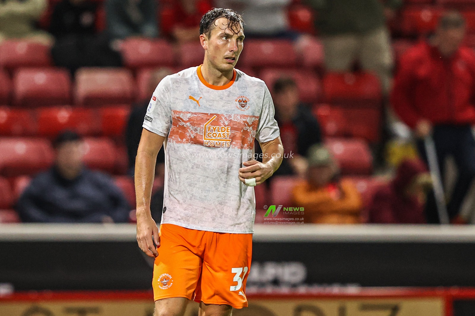 Josh Earl of Blackpool during the Sky Bet League One match Barnsley vs Blackpool at Oakwell, Barnsley, United Kingdom on 02 September 2026

(Photo by Alfie Cosgrove/News Images)