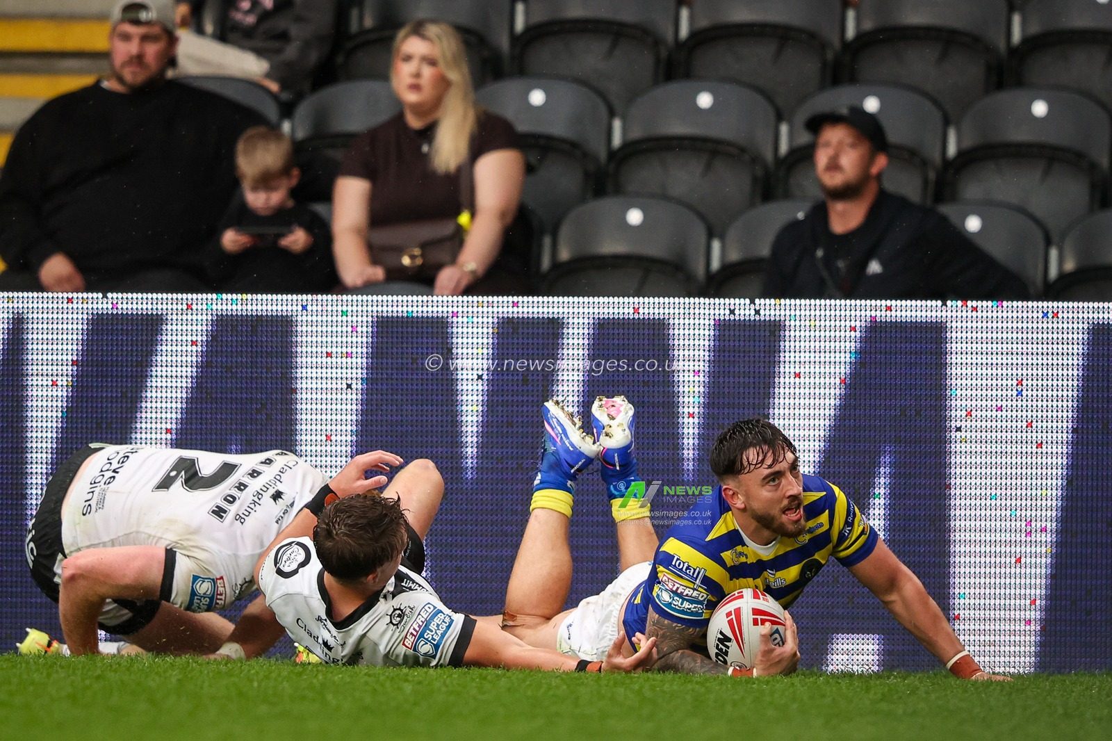 Matty Ashton of Warrington Wolves goes over for a try during the Betfred Super League round 25 match Hull FC vs Warrington Wolves at MKM Stadium, Hull, United Kingdom on 29 August 2026

(Photo by Alfie Cosgrove/News Images)