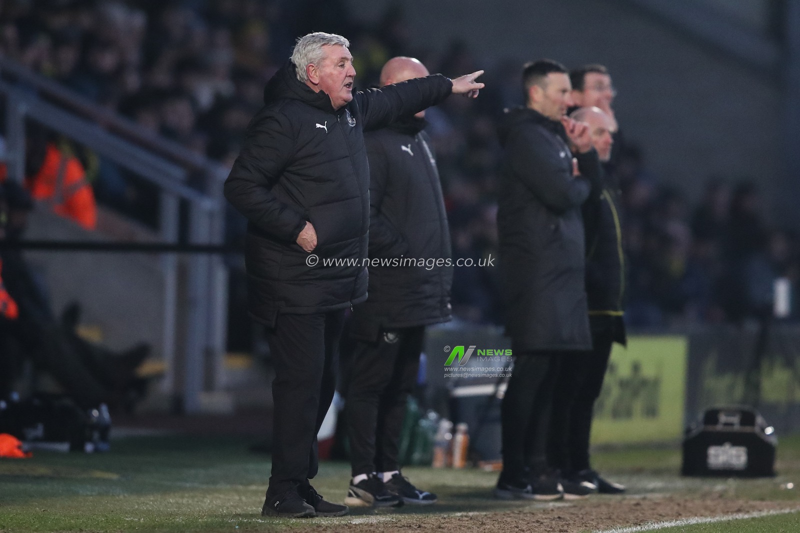 Steve Bruce head coach of Blackpool gives his players instructions during the Sky Bet League 1 match Burton Albion vs Blackpool at Pirelli Stadium, Burton upon Trent, United Kingdom, 8th February 2025

(Photo by Gareth Evans/News Images)