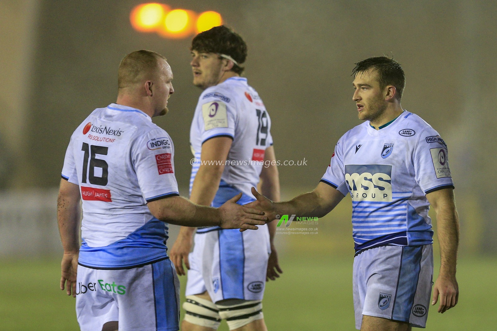 Cardiff Blues platers celebrate after the full-time whistle
