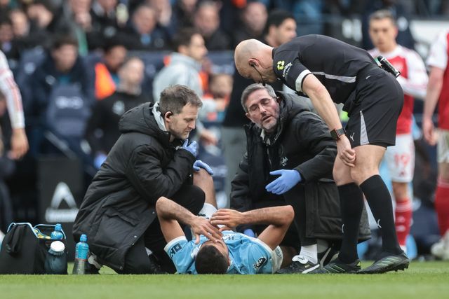 Rodrigo of Manchester City receives treatment during the Premier League match Manchester City vs Arsenal at Etihad Stadium, Manchester, United Kingdom on 19 April 2026

(Photo by Mark Cosgrove/News Images)