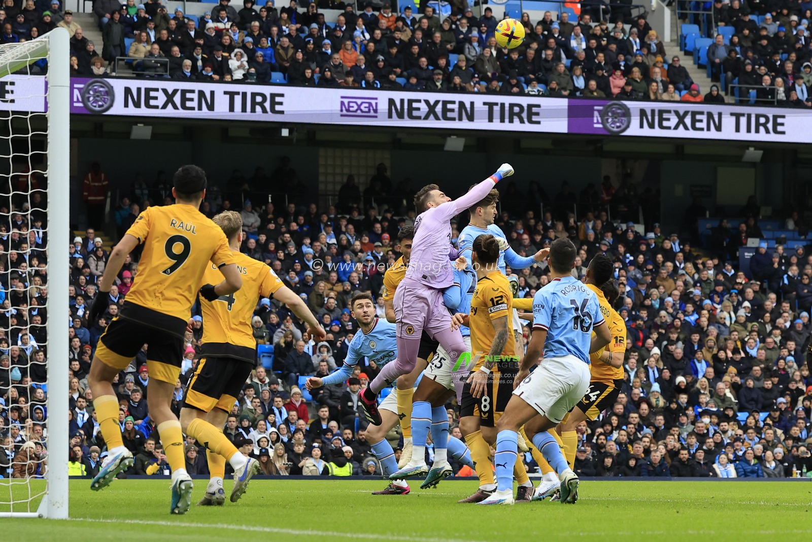 Jose Sa #1 of Wolverhampton Wanderers punches the ball clear during the Premier League match Manchester City vs Wolverhampton Wanderers at Etihad Stadium, Manchester, United Kingdom, 22nd January 2023

(Photo by Conor Molloy/News Images)