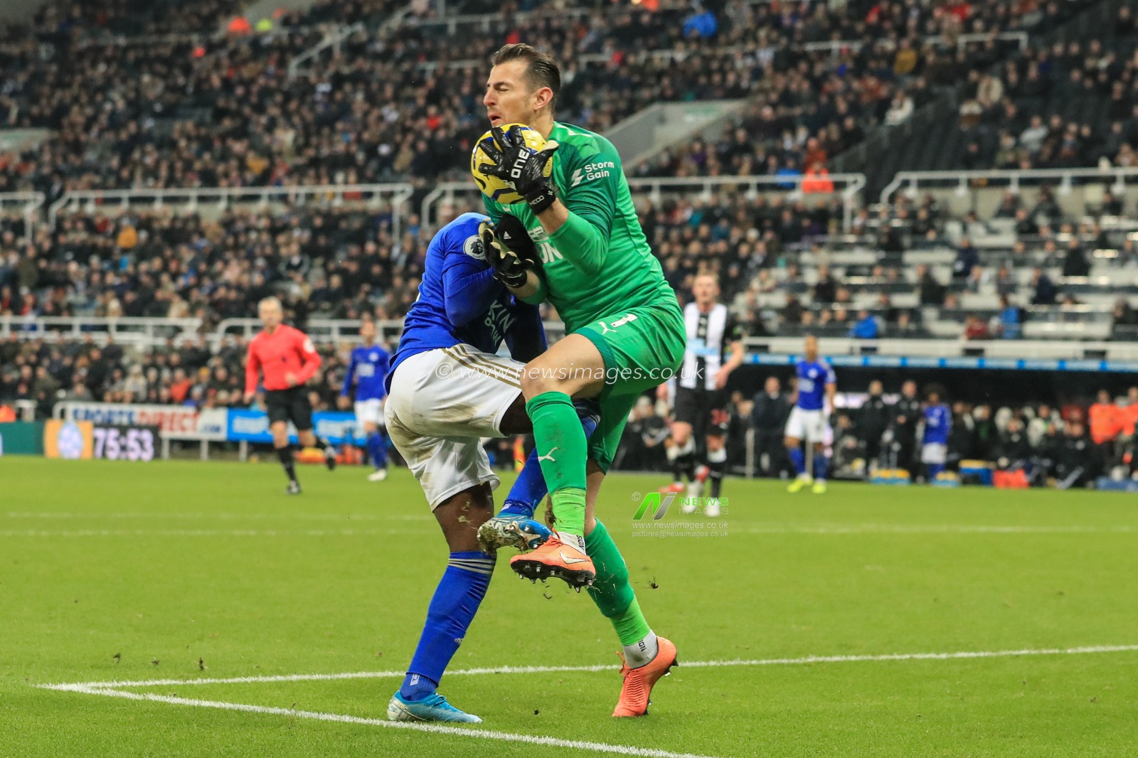 1st January 2020, St. James's Park, Newcastle, England; Premier League, Newcastle United v Leicester City : Demarai Gray (7) of Leicester City fouls Martin Dubravka (1) of Newcastle United deep in the area 

Credit: Mark Cosgrove/News Images
