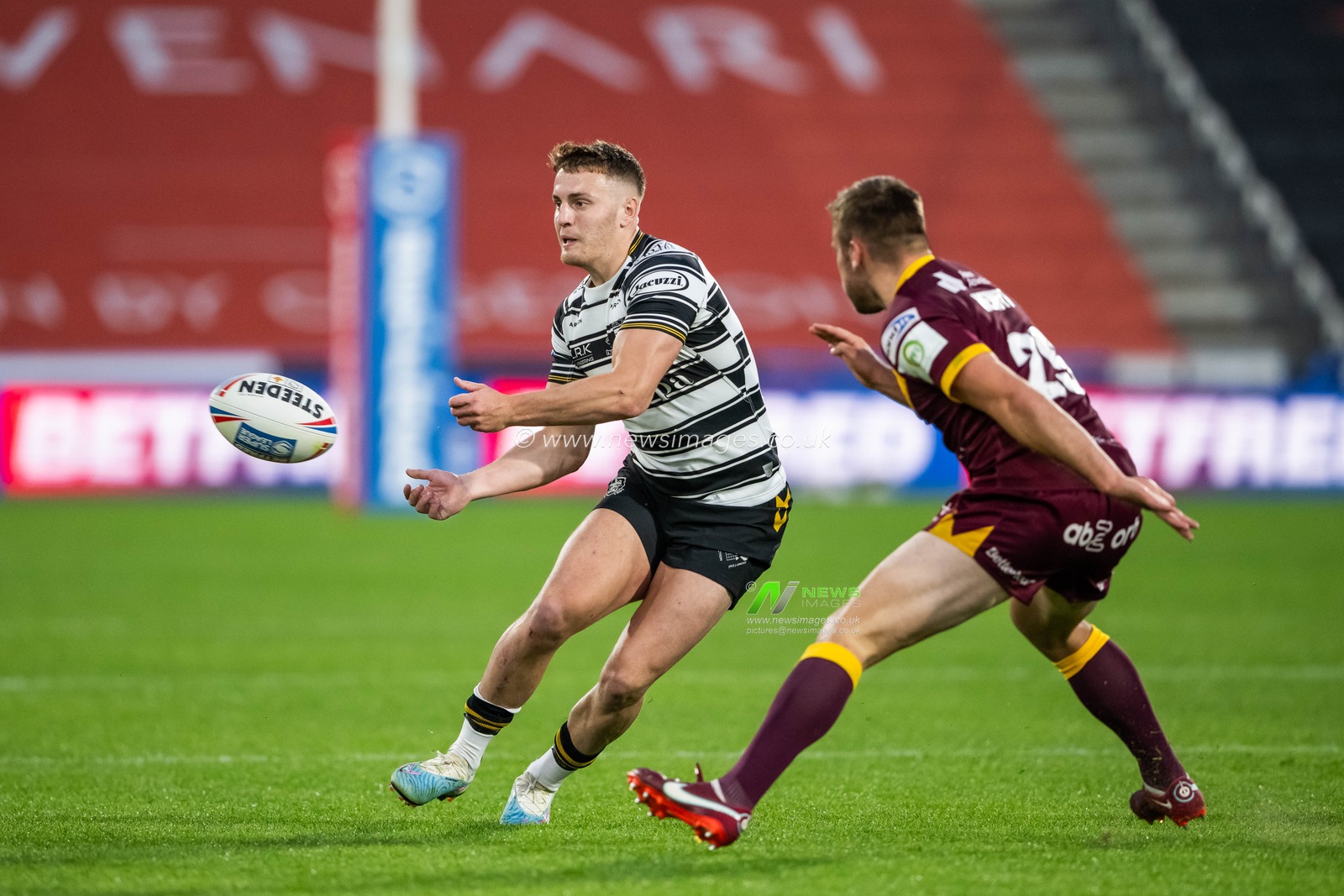 Jake Trueman #6 of Hull FC in action during the Betfred Super League Round 20 match Huddersfield Giants vs Hull FC at John Smith's Stadium, Huddersfield, United Kingdom, 27th July 2023

(Photo by Craig Thomas/News Images)