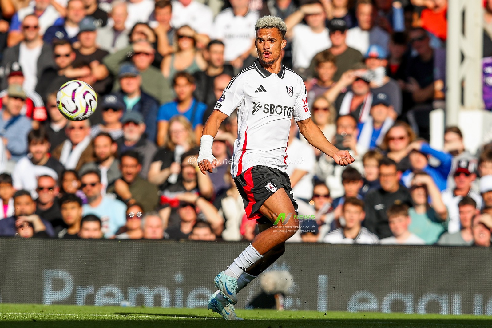 Antonee Robinson of Fulham crosses the ball during the Premier League match Fulham vs Aston Villa at Craven Cottage, London, United Kingdom, 19th October 2024

(Photo by Izzy Poles/News Images)