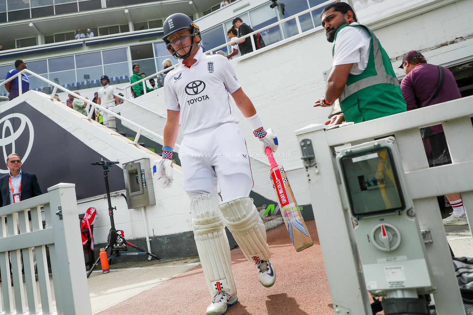 Ollie Pope of England takes to the field prior to the 5th Rothesay Test Match day 4 England vs India at The Kia Oval, London, United Kingdom, 3rd August 2025

(Photo by Izzy Poles/News Images)