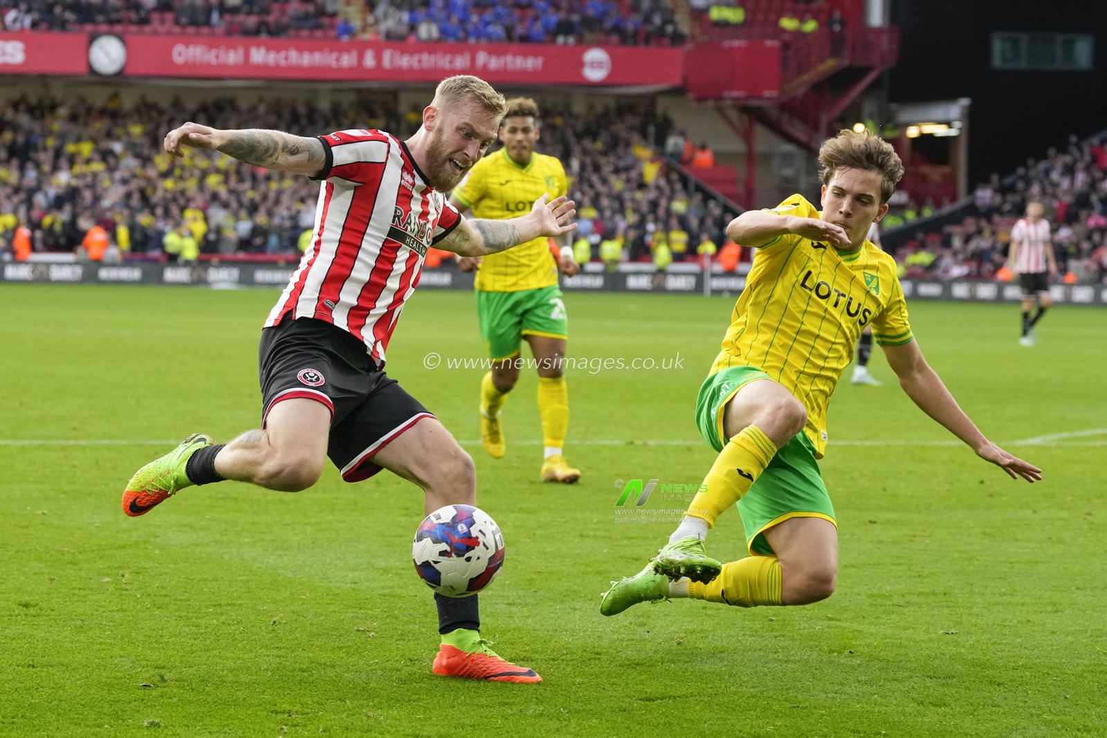 Tony Springett #42 of Norwich City dives in to attempt a tackle on Oliver McBurnie #9 of Sheffield United during the Sky Bet Championship match Sheffield United vs Norwich City at Bramall Lane, Sheffield, United Kingdom, 22nd October 2022

(Photo by Steve Flynn/News Images)