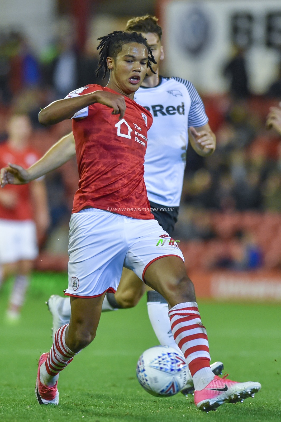 2nd October 2019, Oakwell, Barnsley, England; Sky Bet Championship, Barnsley v Derby County :Toby Sibbick (21) of Barnsley FC attacks the ball.

Credit: Dean Williams/News Images