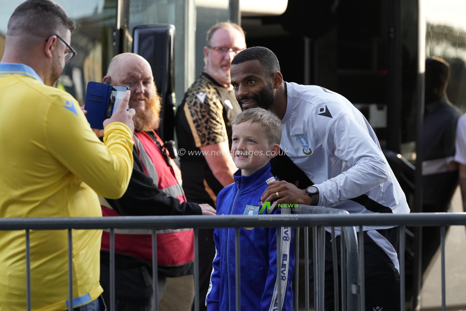 Michael Ihiekwe of Sheffield Wednesday poses for a photo with a young fan as he arrives at the stadium before the game before the Sky Bet League 1 match Morecambe vs Sheffield Wednesday at Mazuma Stadium, Morecambe, United Kingdom, 13th September 2022

(Photo by Steve Flynn/News Images)