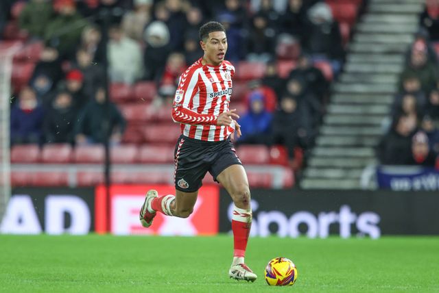 Jobe Bellingham of Sunderland breaks with the ball during the Sky Bet Championship match Sunderland vs Sheffield United at Stadium Of Light, Sunderland, United Kingdom, 1st January 2025

(Photo by Alfie Cosgrove/News Images)