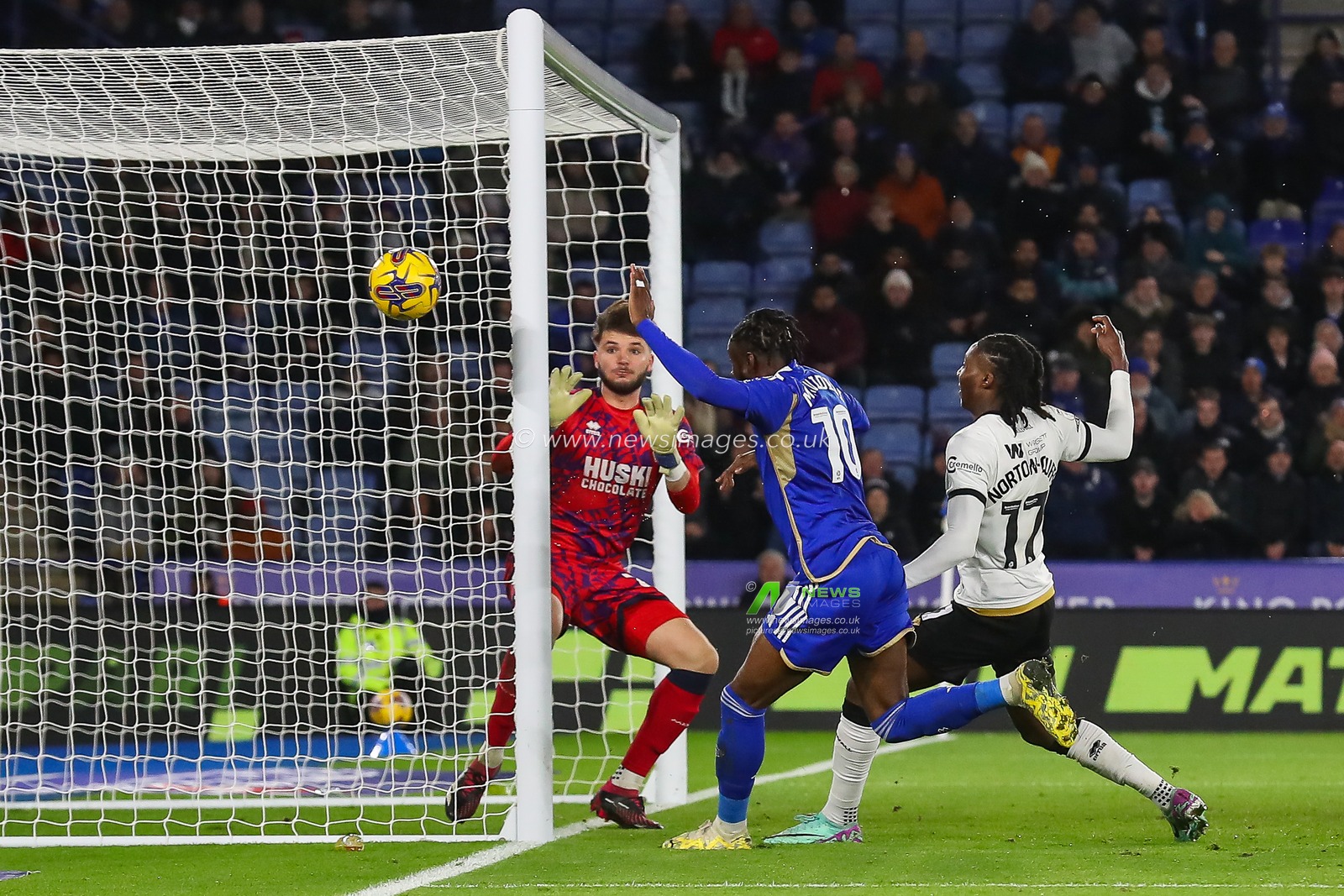 Stephy Mavididi #10 of Leicester City shoots on goal but its just wide during the Sky Bet Championship match Leicester City vs Millwall at King Power Stadium, Leicester, United Kingdom, 13th December 2023

(Photo by Gareth Evans/News Images)
