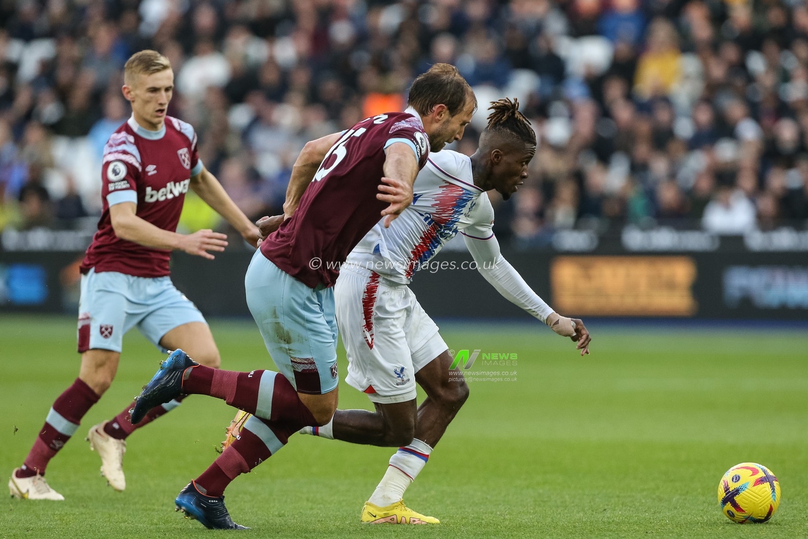 Wilfried Zaha #11 of Crystal Palace runs with the ball whilst under pressure from Craig Dawson #15 of West Ham United during the Premier League match West Ham United vs Crystal Palace at London Stadium, London, United Kingdom, 6th November 2022

(Photo by Arron Gent/News Images)