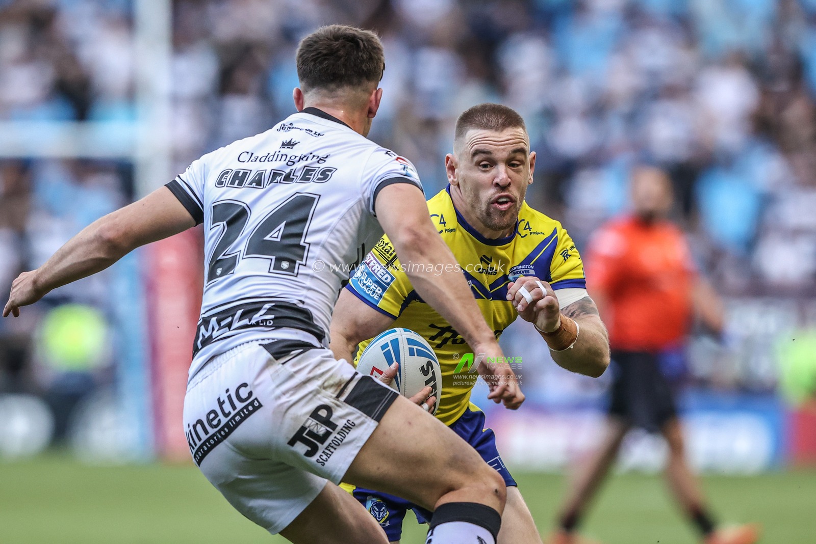 Matt Dufty of Warrington Wolves breaks with the ball during the Betfred Super League round 16 match Warrington Wolves vs Hull FC at Halliwell Jones Stadium, Warrington, United Kingdom, 28th June 2025

(Photo by Alfie Cosgrove/News Images)