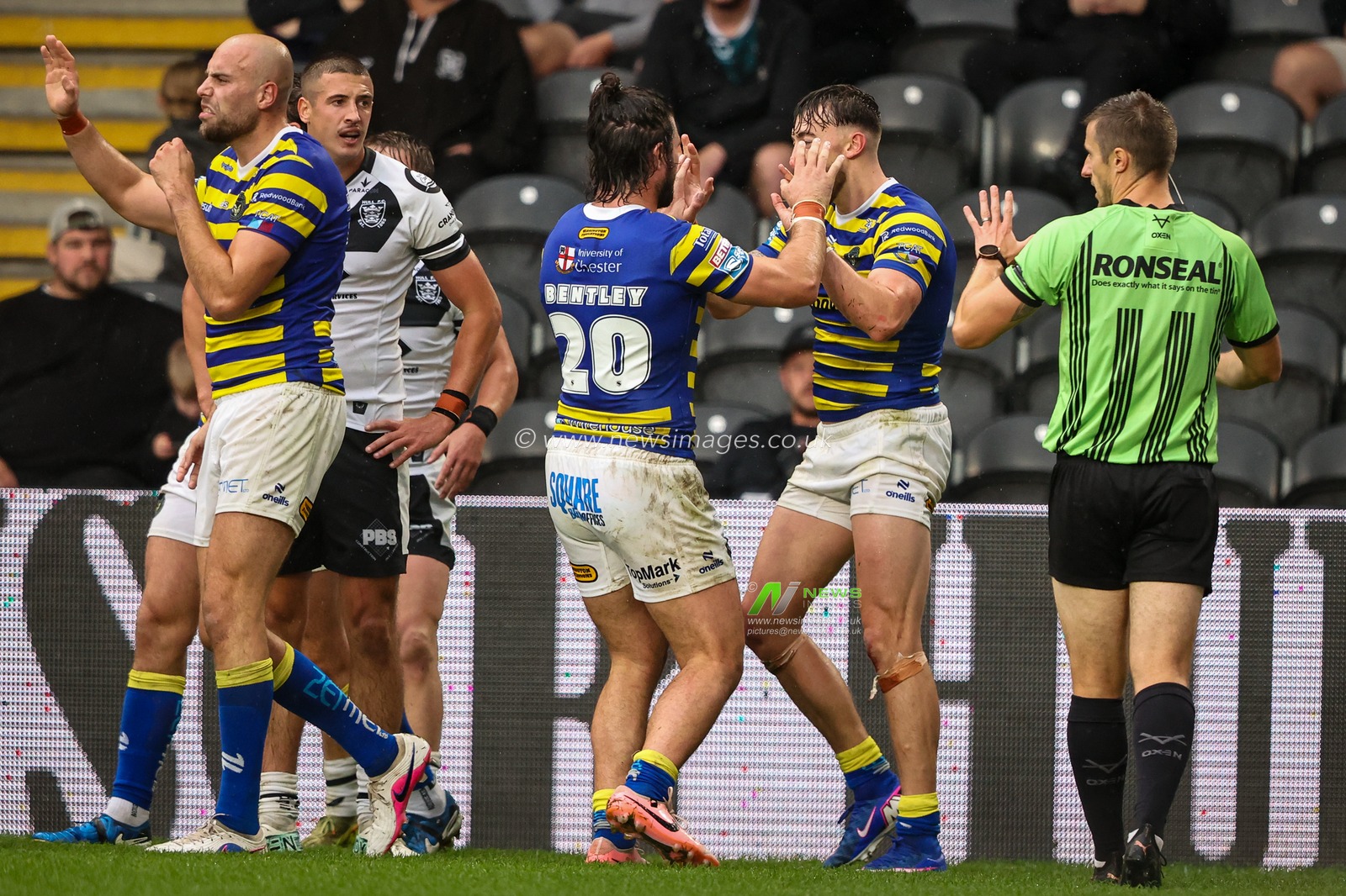 Matty Ashton of Warrington Wolves celebrates his try during the Betfred Super League round 25 match Hull FC vs Warrington Wolves at MKM Stadium, Hull, United Kingdom on 29 August 2026

(Photo by Alfie Cosgrove/News Images)