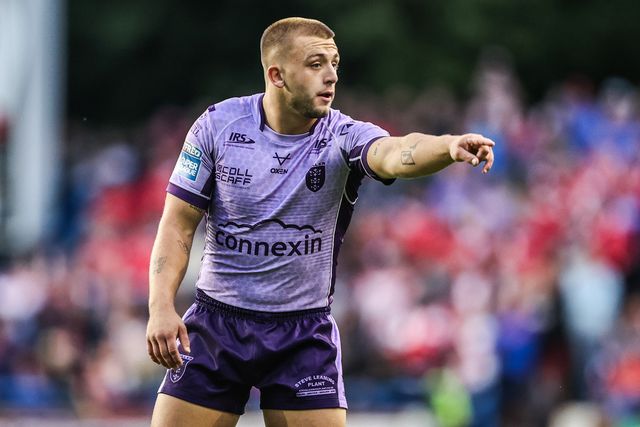 Mikey Lewis of Hull KR gives team mates instructions during the Betfred Super League round 23 match Leeds Rhinos vs Hull KR at Headingley Stadium, Leeds, United Kingdom, 21st August 2025

(Photo by Alfie Cosgrove/News Images)