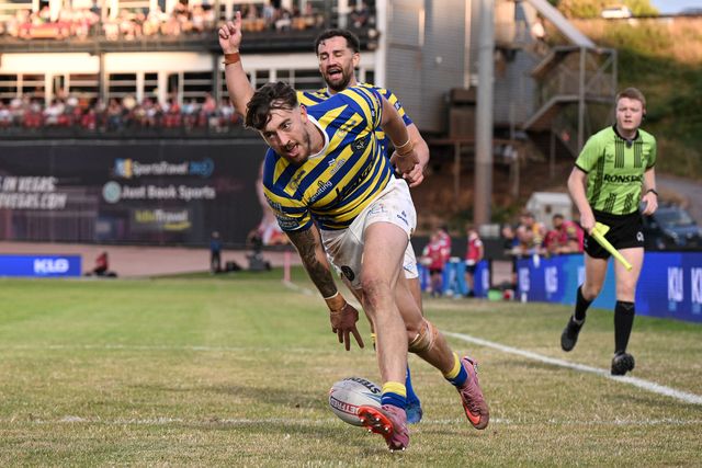 Matty Ashton of Warrington Wolves scores his team's eighth try during the Betfred Super League round 22 match Bradford Bulls vs Warrington Wolves at Odsal Stadium, Bradford, United Kingdom on 08 August 2026

(Photo by Ben Roberts/News Images)