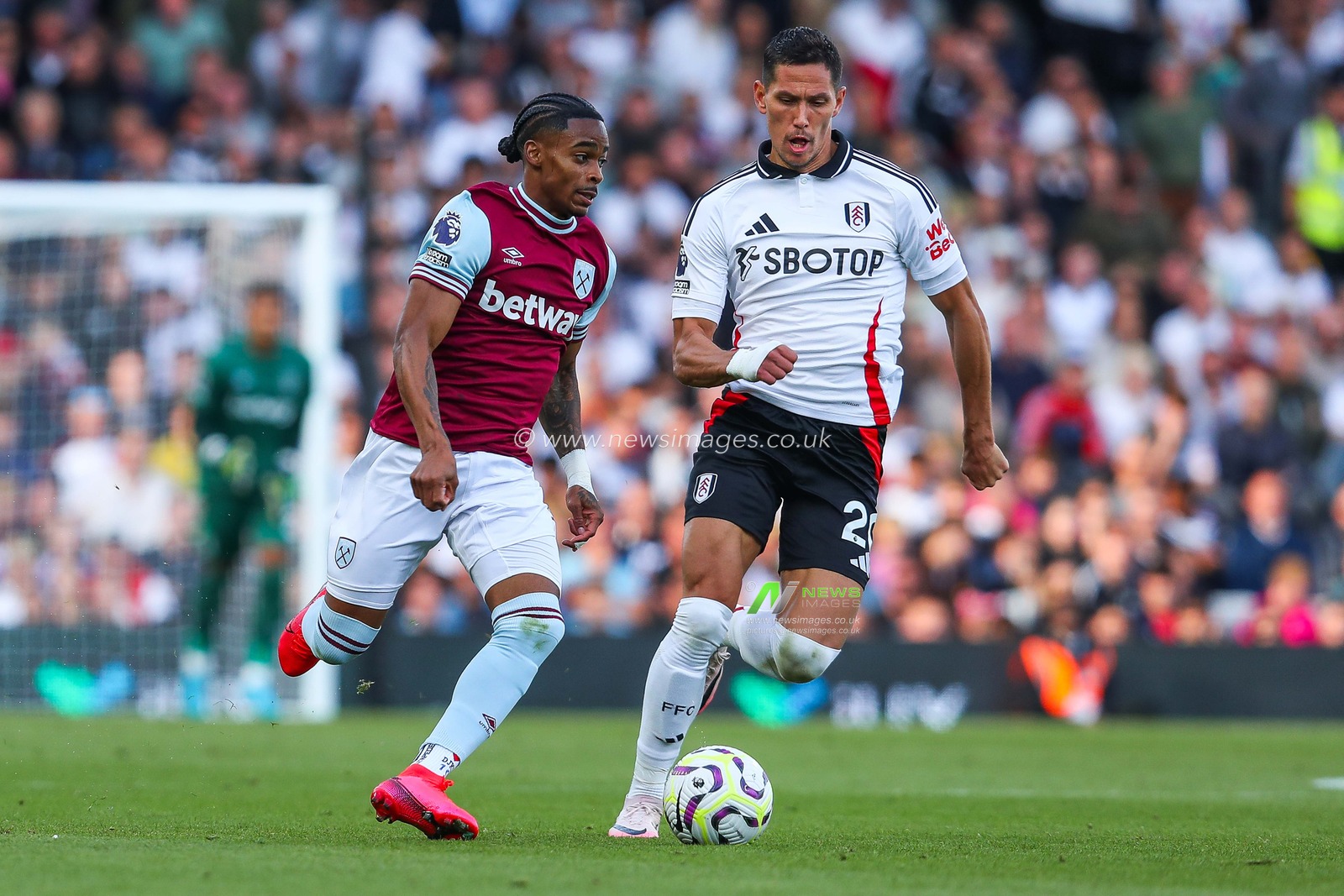 Crysencio Summerville of West Ham United is put under pressure by Sasa Lukic of Fulham during the Premier League match Fulham vs West Ham United at Craven Cottage, London, United Kingdom, 14th September 2024

(Photo by Izzy Poles/News Images)