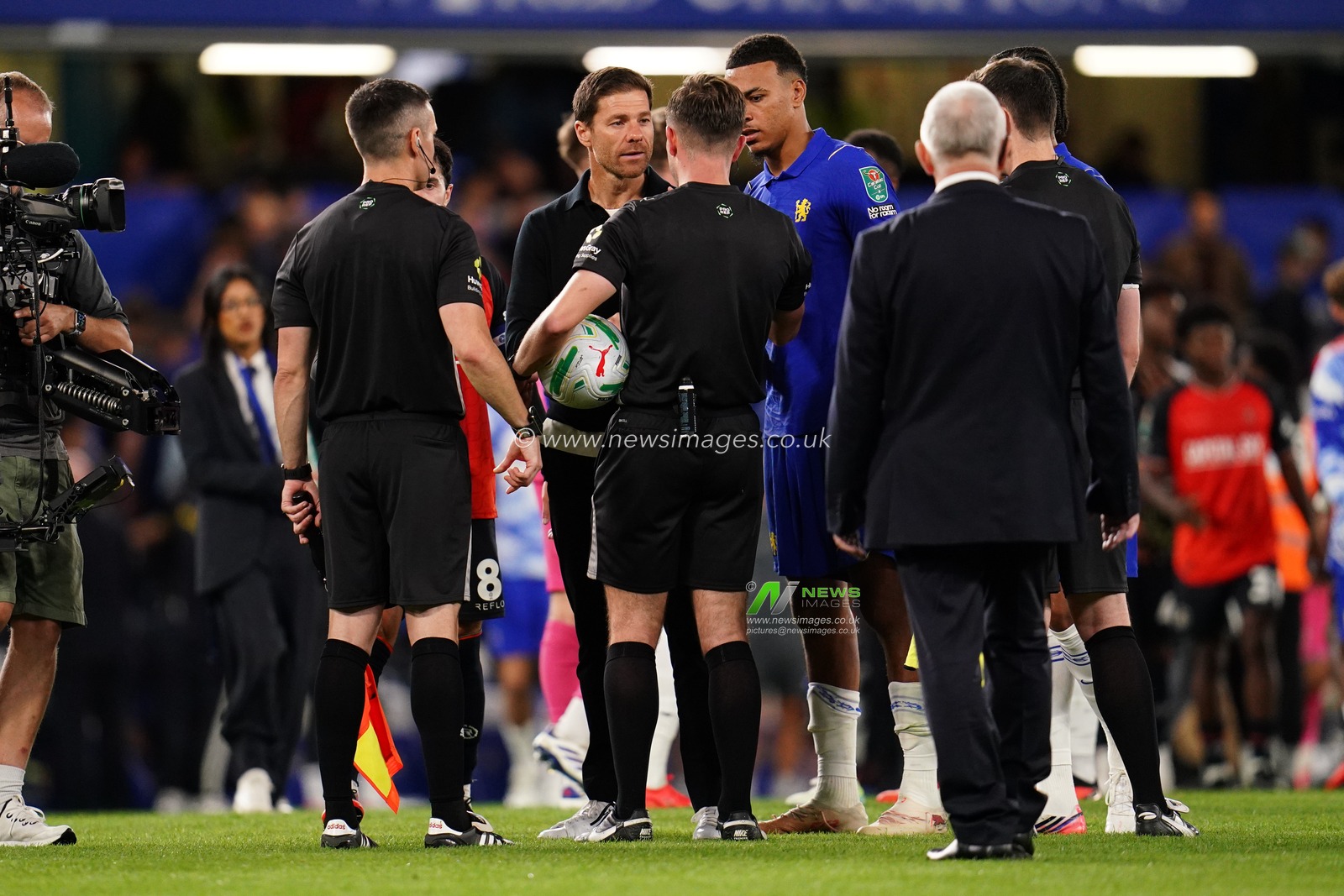 Xabi Alonso manager of Chelsea has words at full time with the referee during the Carabao Cup round 2 match Chelsea vs Luton Town at Stamford Bridge, London, United Kingdom on 27 August 2026

(Photo by Harvey Murphy/News Images)