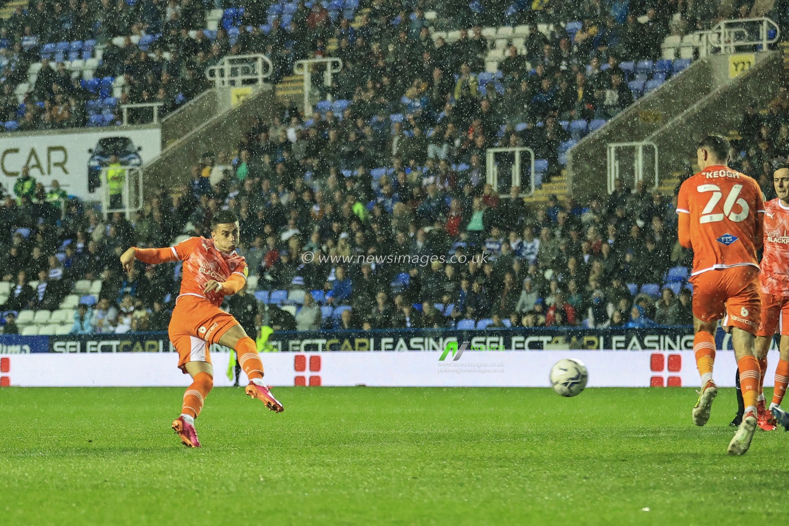 Owen Dale #7 0f Blackpool scores to make it 2-1
