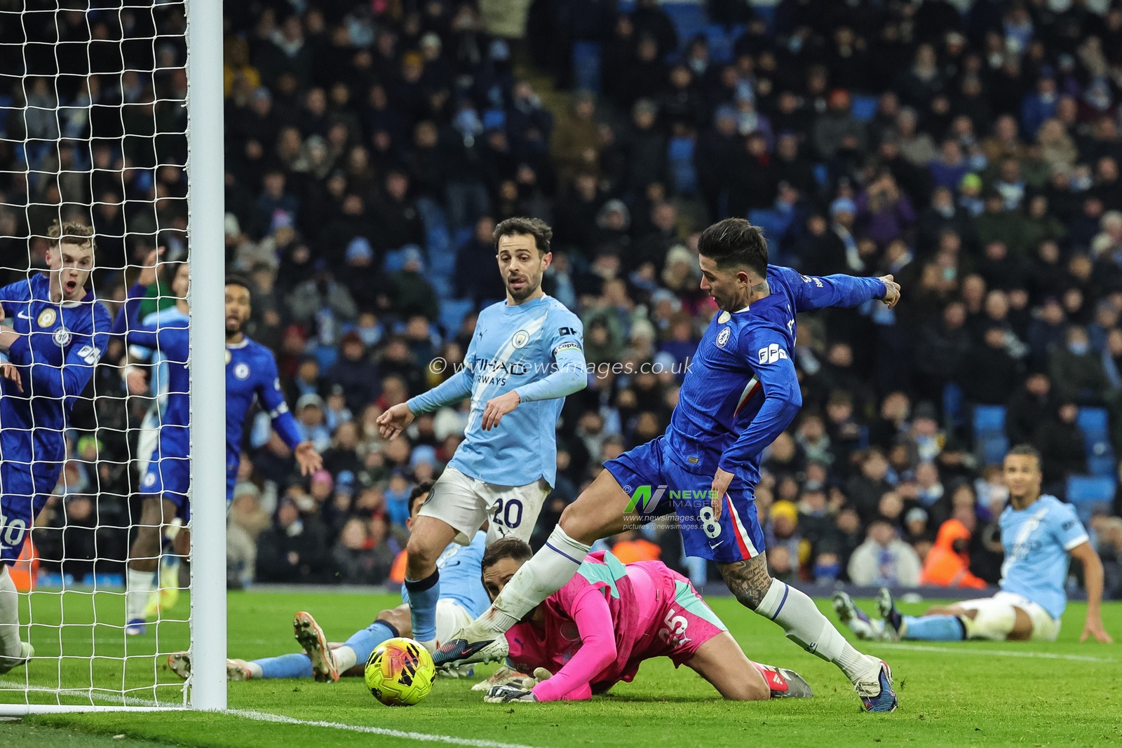 Enzo Fernandez of Chelsea celebrates his goal to make it 1-1 during the Premier League match Manchester City vs Chelsea at Etihad Stadium, Manchester, United Kingdom, 4th January 2026

(Photo by Mark Cosgrove/News Images)

*** GER AUT SUI OUT ***