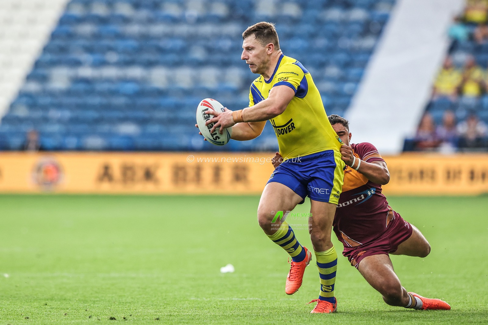 George Williams of Warrington Wolves is tackled during the Betfred Super League Round 23 match Huddersfield Giants vs Warrington Wolves at Accu Stadium, Huddersfield, United Kingdom, 24th August 2025

(Photo by Alfie Cosgrove/News Images)