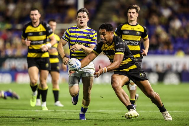 Josh Thewlis of Warrington Wolves and Toa Mata'afa of York Knights battle for the ball during the Betfred Super League round 23 match Warrington Wolves vs York Knights at The Halliwell Jones Stadium, Warrington, United Kingdom on 13 August 2026

(Photo by Alfie Cosgrove/News Images)