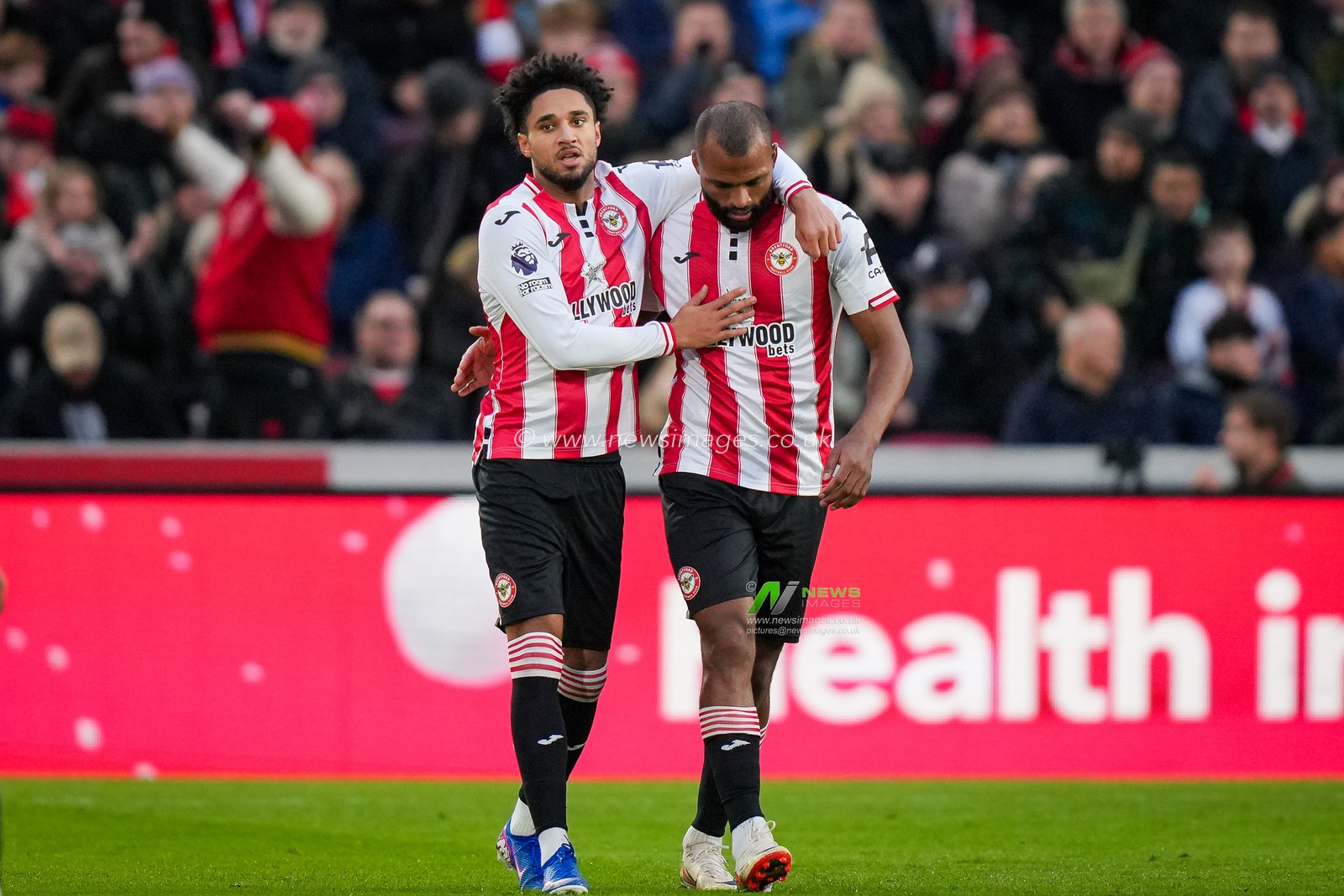Kevin Schade of Brentford celebrates his goal to make it 1-0 with Igor Thiago of Brentford during the Premier League match Brentford vs Bournemouth at The Gtech Community Stadium, London, United Kingdom, 27th December 2025

(Photo by Maynard Manyowa/News Images)

*** GER AUT SUI OUT ***