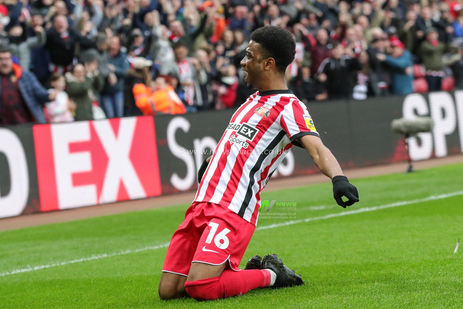 Amad Diallo #16 of Sunderland celebrates his goal to make it 2-1 during the Sky Bet Championship match Sunderland vs Hull City at Stadium Of Light, Sunderland, United Kingdom, 7th April 2023

(Photo by Alfie Cosgrove/News Images)