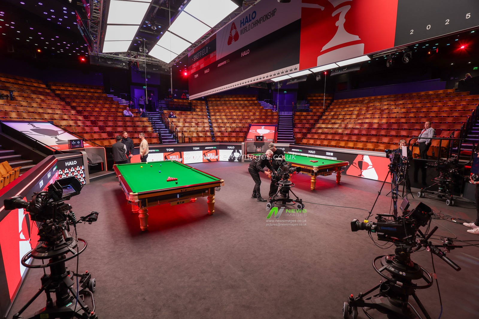 A general view of the Crucible Theatre during the 2025 Halo World Snooker Championship at Crucible Theatre, Sheffield, United Kingdom, 25th April 2025

(Photo by Alex Roebuck/News Images)