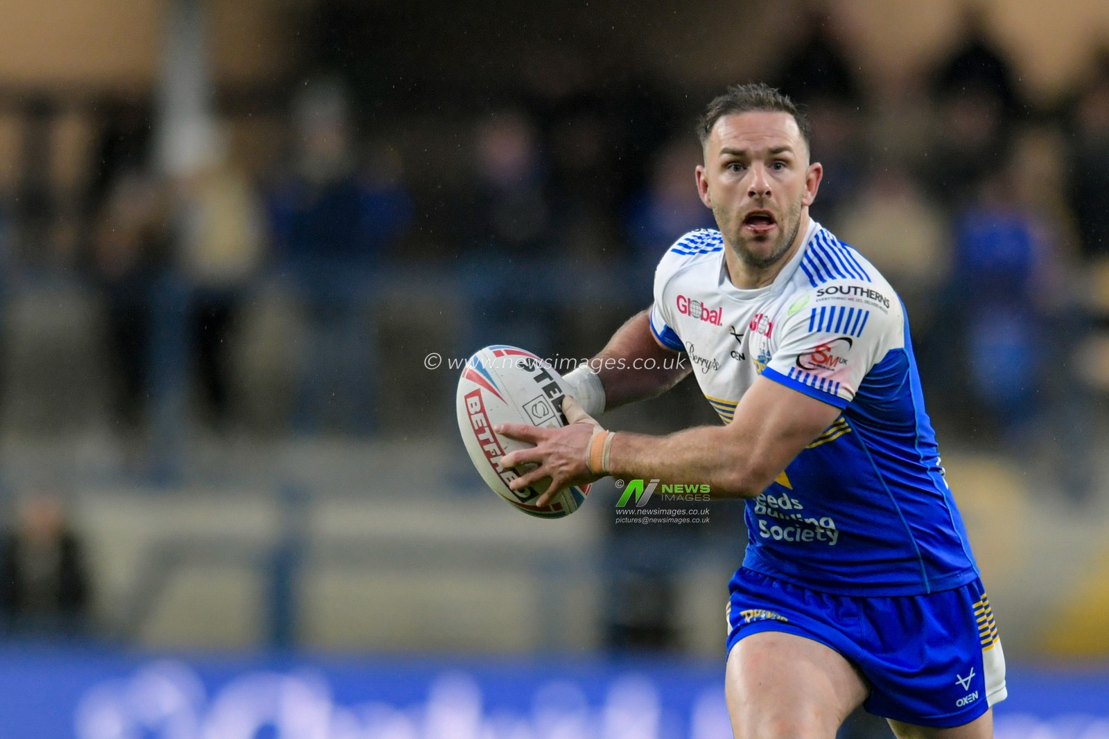 Luke Gale (7) of Leeds Rhinos runs with the ball