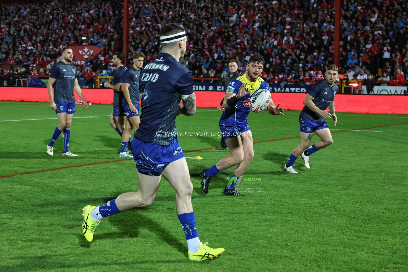 John Batman of Warrington Wolves in the pre-game warm up during the Betfred Super League Semi-Finals match Hull KR vs Warrington Wolves at Sewell Group Craven Park, Kingston upon Hull, United Kingdom, 4th October 2024

(Photo by Mark Cosgrove/News Images)