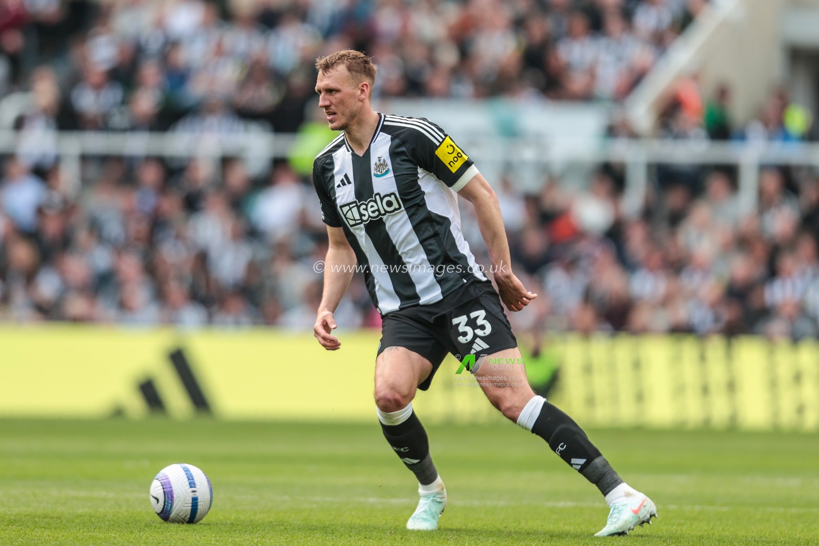 Dan Burn of Newcastle United in action during the Premier League match Newcastle United vs Ipswich Town at St. James's Park, Newcastle, United Kingdom, 25th April 2025

(Photo by Richard Bierton/News Images)