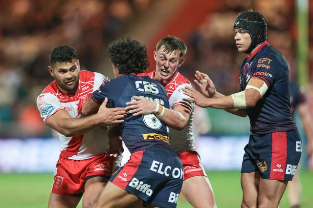 Tristan Sailor of St. Helens is tackled by Rhyse Martin of Hull KR and Jack Broadbent of Hull KR during the Betfred Super League Round 24 match Hull KR vs St Helens at Sewell Group Craven Park, Kingston upon Hull, United Kingdom, 29th August 2025

(Photo by Mark Cosgrove/News Images)