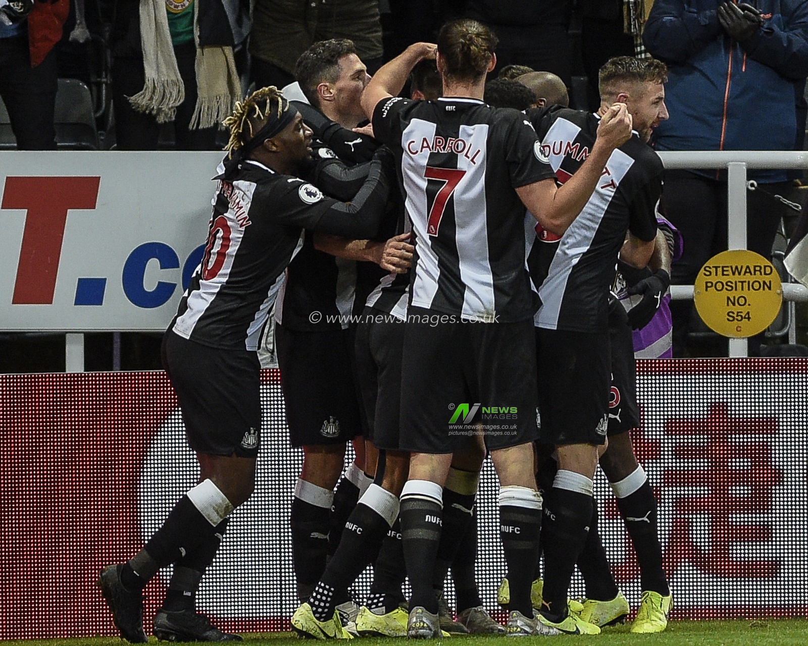 8th December 2019, St. James's Park, Newcastle, England; Premier League, Newcastle United v Southampton : Federico FernÃ¡ndez (18) of Newcastle United celebrates his goal with his team mates after scoring to make it 2-1

Credit: Iam Burn/News Images