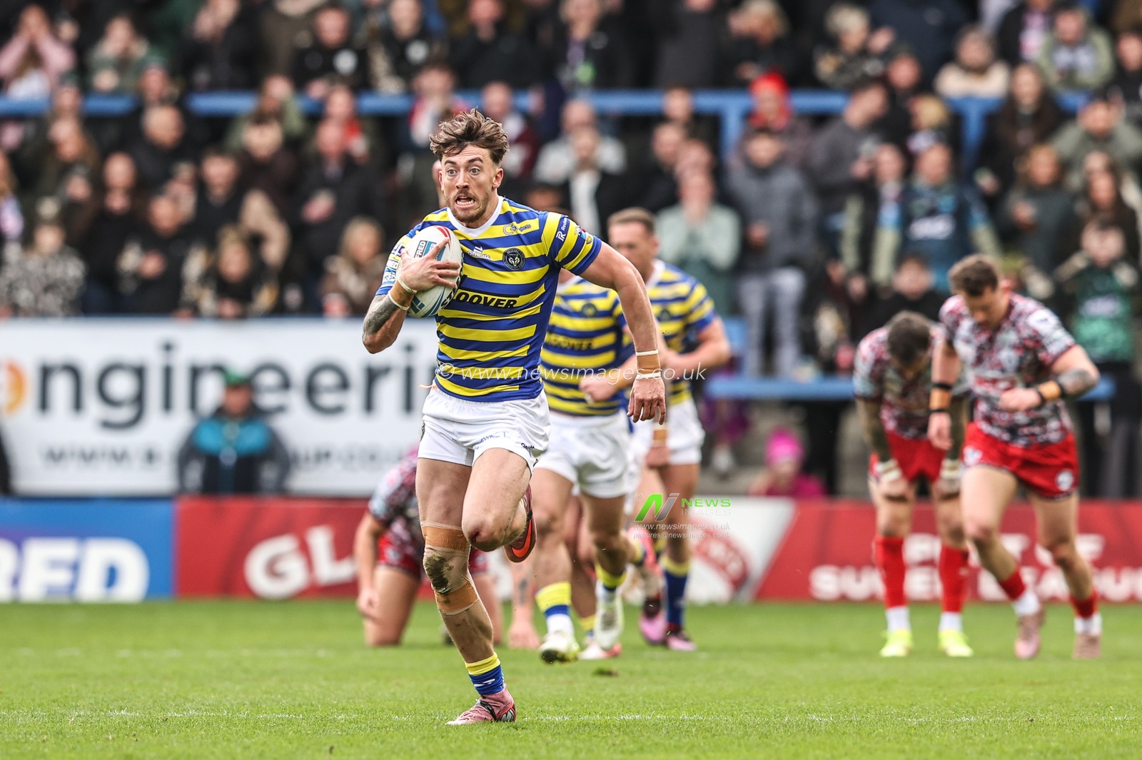 Matty Ashton of Warrington Wolves breaks with the ball to go over for a solo try during the Betfred Super League round 7 match Warrington Wolves vs Leigh Leopards at The Halliwell Jones Stadium, Warrington, United Kingdom on 04 April 2026

(Photo by Alfie Cosgrove/News Images)