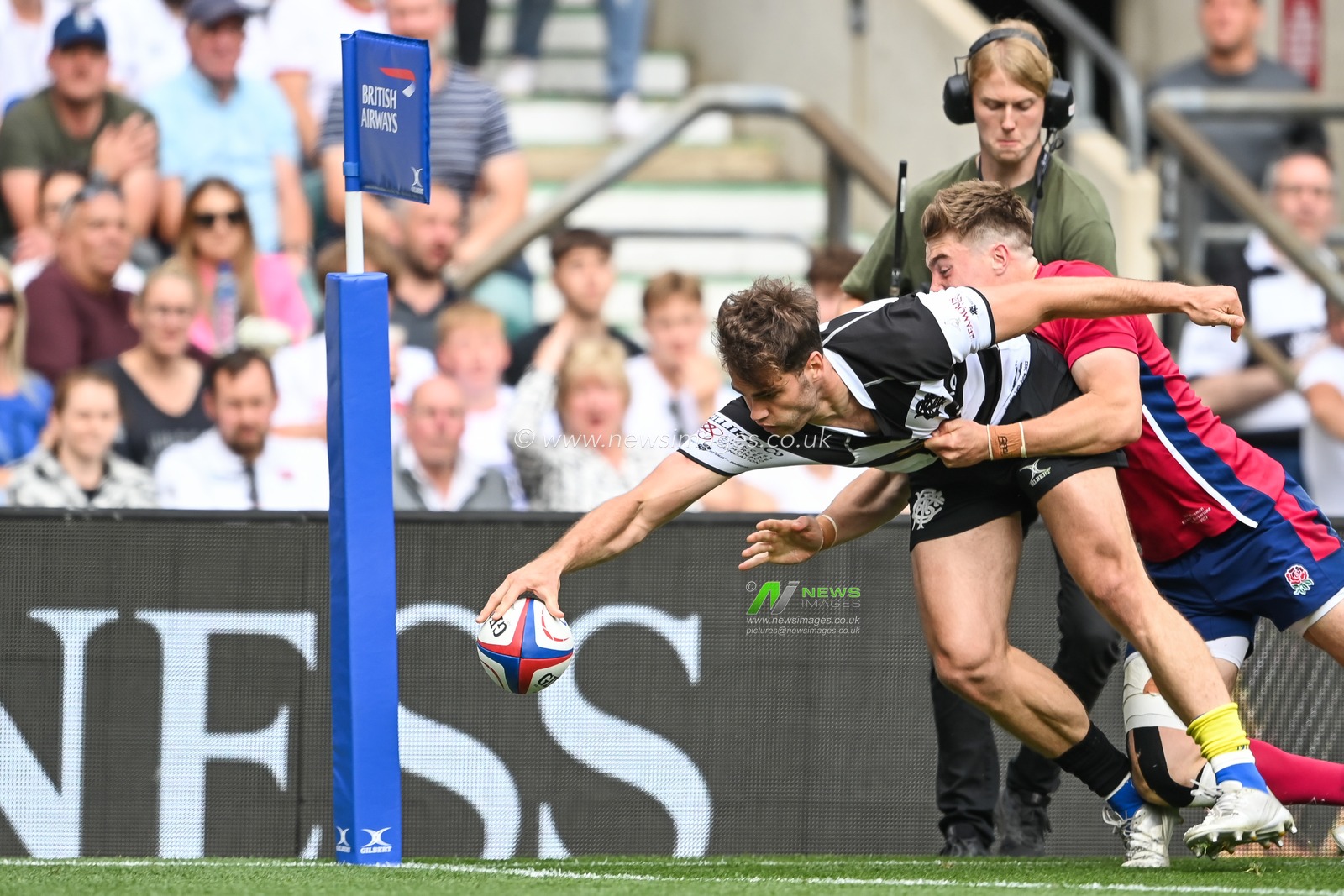 Damien Penaud of Barbarians goes over for a try