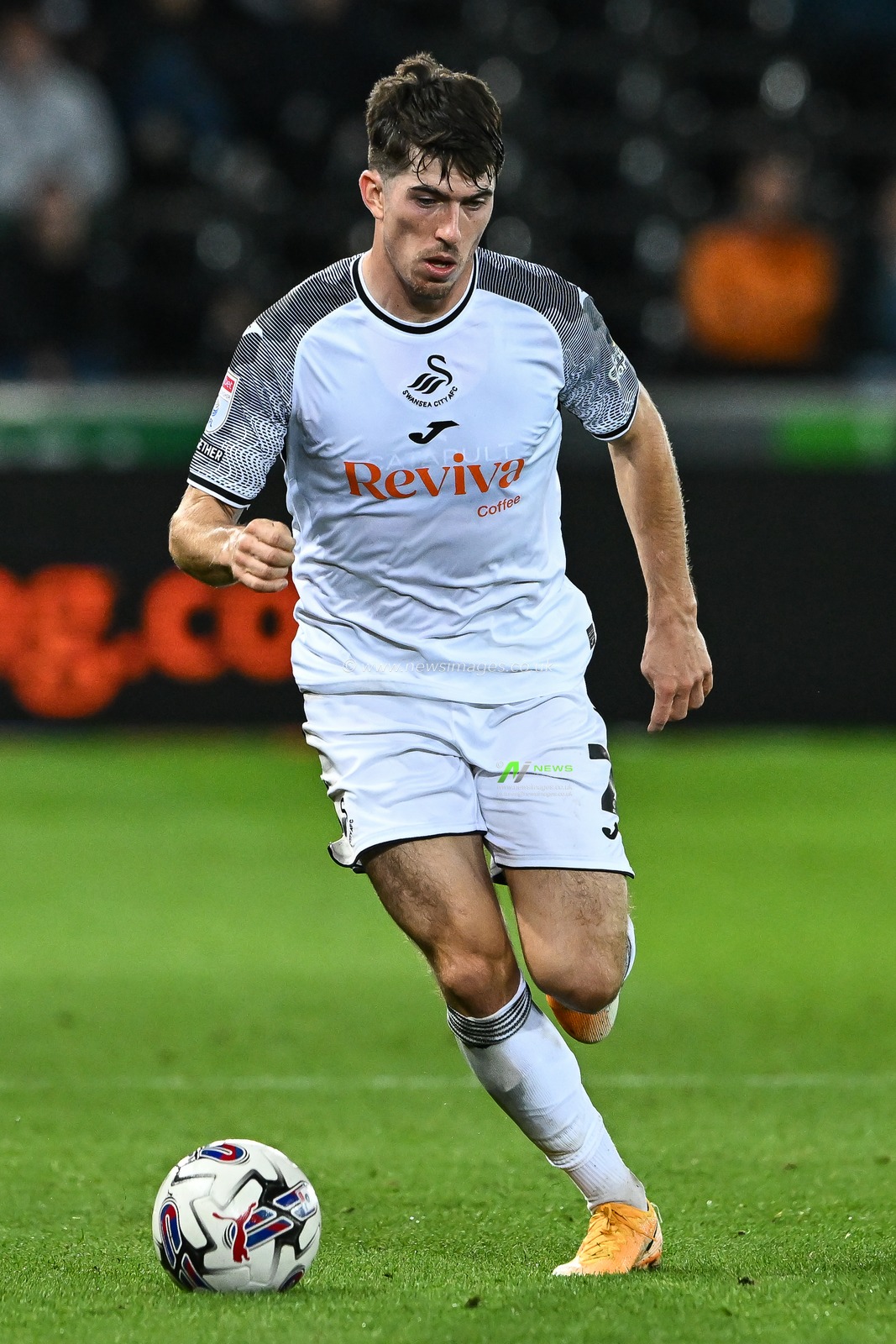 Josh Key #2 of Swansea City makes a break with the ball during the Sky Bet Championship match Swansea City vs Norwich City at Swansea.com Stadium, Swansea, United Kingdom, 4th October 2023

(Photo by Craig Thomas/News Images)