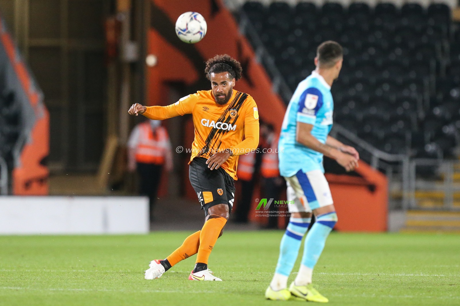 Tom Huddlestone #23 of Hull City passes the ball