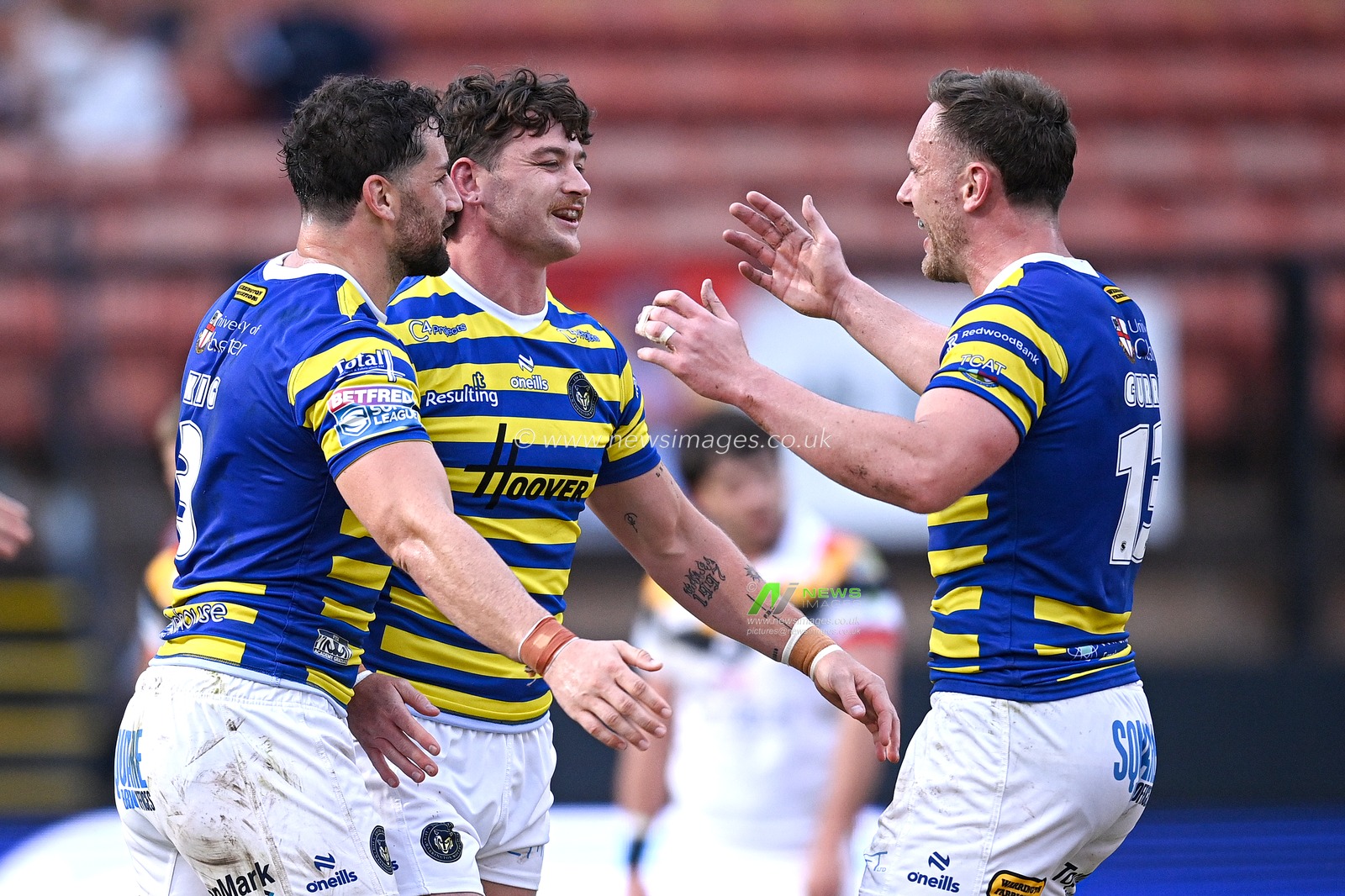 Jordan Crowther of Warrington Wolves celebrates scoring his team's fifth try with teammates during the Betfred Super League round 22 match Bradford Bulls vs Warrington Wolves at Odsal Stadium, Bradford, United Kingdom on 08 August 2026

(Photo by Ben Roberts/News Images)