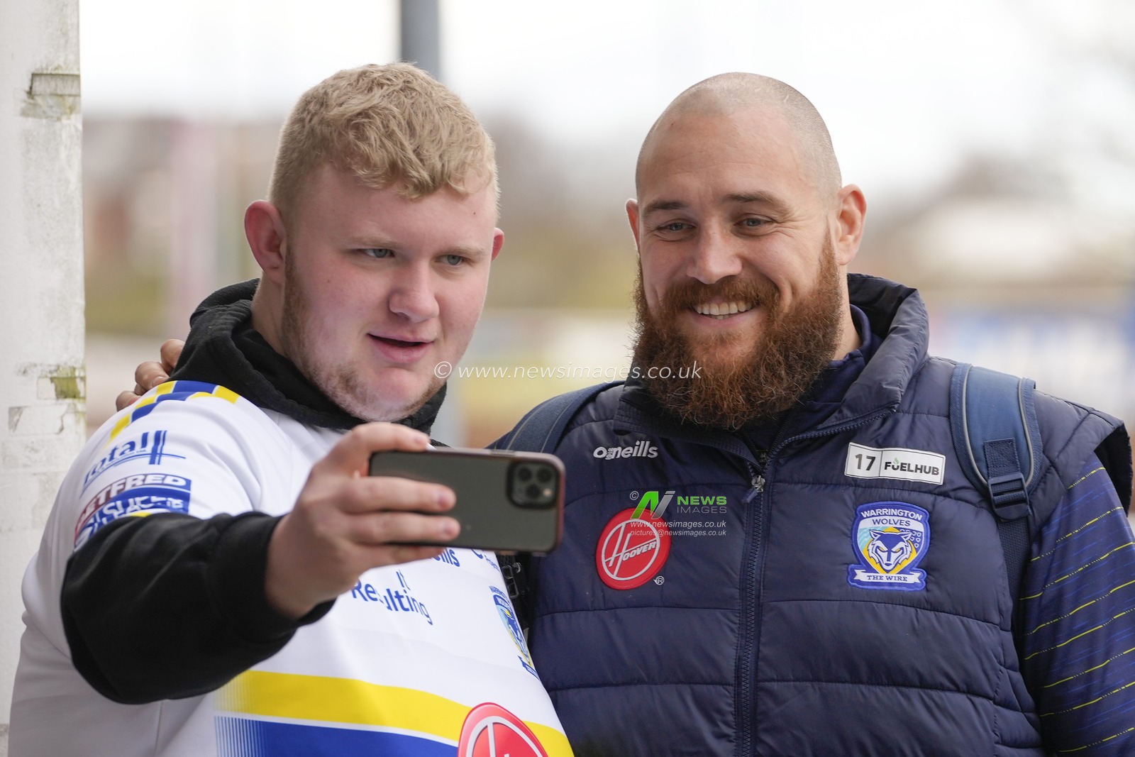 Gil Dudson #17 of Warrington Wolves poses for a selfie with a fan before the Betfred Super League Round 7 match Warrington Wolves vs Hull FC at Halliwell Jones Stadium, Warrington, United Kingdom, 1st April 2023

(Photo by Steve Flynn/News Images)
