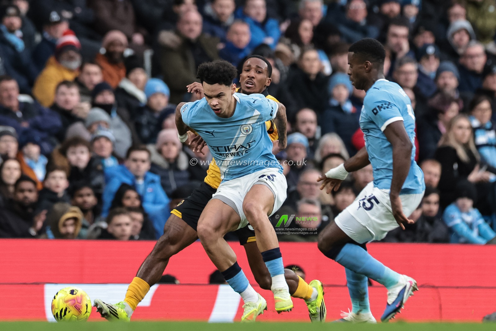Nico O'Reilly of Manchester City holds off Mateus Mane of Wolverhampton Wanderers during the Premier League match Manchester City vs Wolverhampton Wanderers at Etihad, Manchester, United Kingdom on 24 January 2026

(Photo by Mark Cosgrove/News Images)
