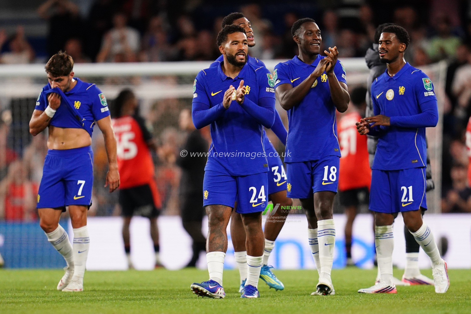 Chelsea players applaud home support at full time during the Carabao Cup round 2 match Chelsea vs Luton Town at Stamford Bridge, London, United Kingdom on 27 August 2026

(Photo by Harvey Murphy/News Images)
