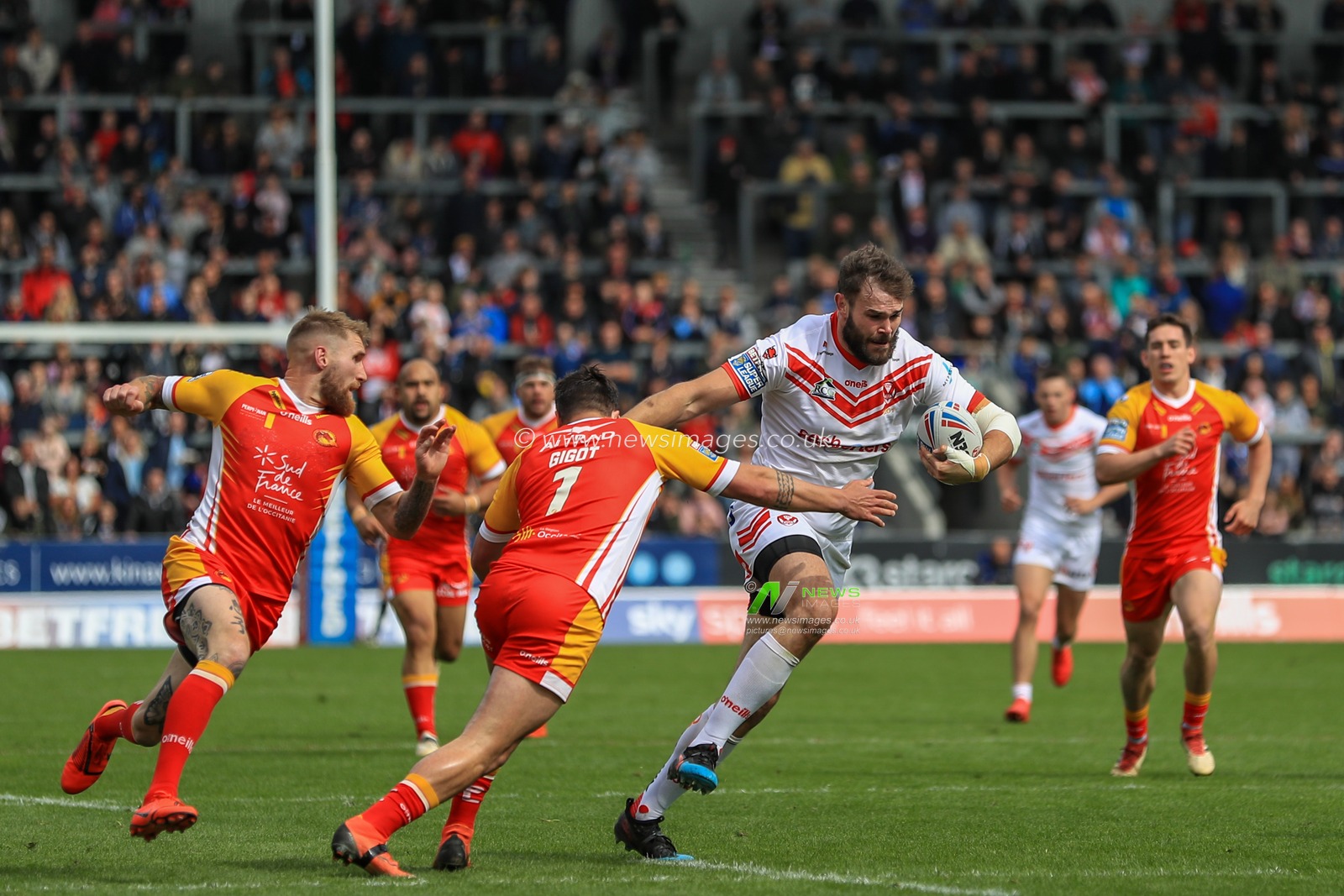 28th April 2019 , Totally Wicked Stadium, St Helens, England;  Betfred Super League, Round 13, St Helens vs Catalans Dragons ; Alex Walmsley (8) of St Helens makes a break 

Credit: Mark Cosgrove/News Images