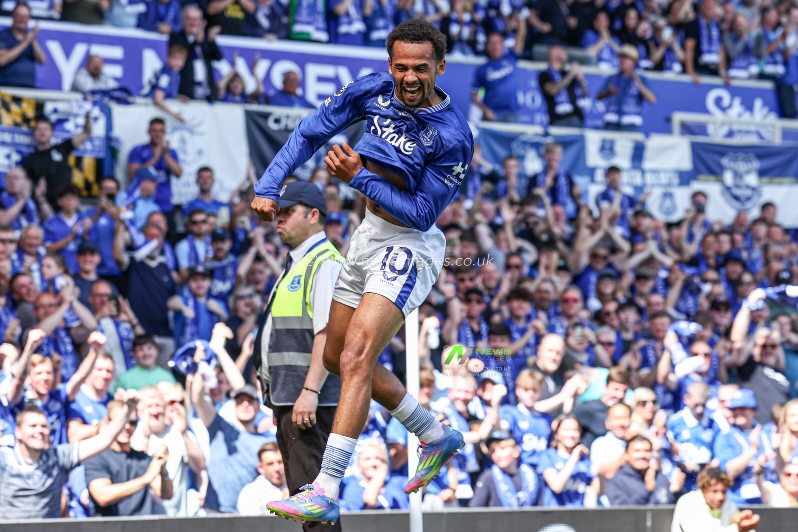 Iliman Ndiaye of Everton celebrates goal to make it 2-0 during the Premier League match Everton vs Southampton at Goodison Park, Liverpool, United Kingdom, 18th May 2025

(Photo by Mark Cosgrove/News Images)